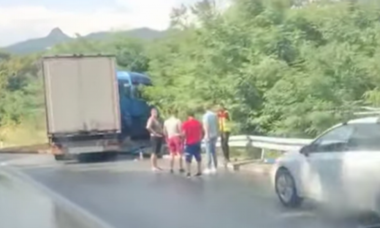 KAMION IZLETEO SA PUTA NA IBARSKOJ: Drama kod Gornjeg Milanovca (VIDEO)