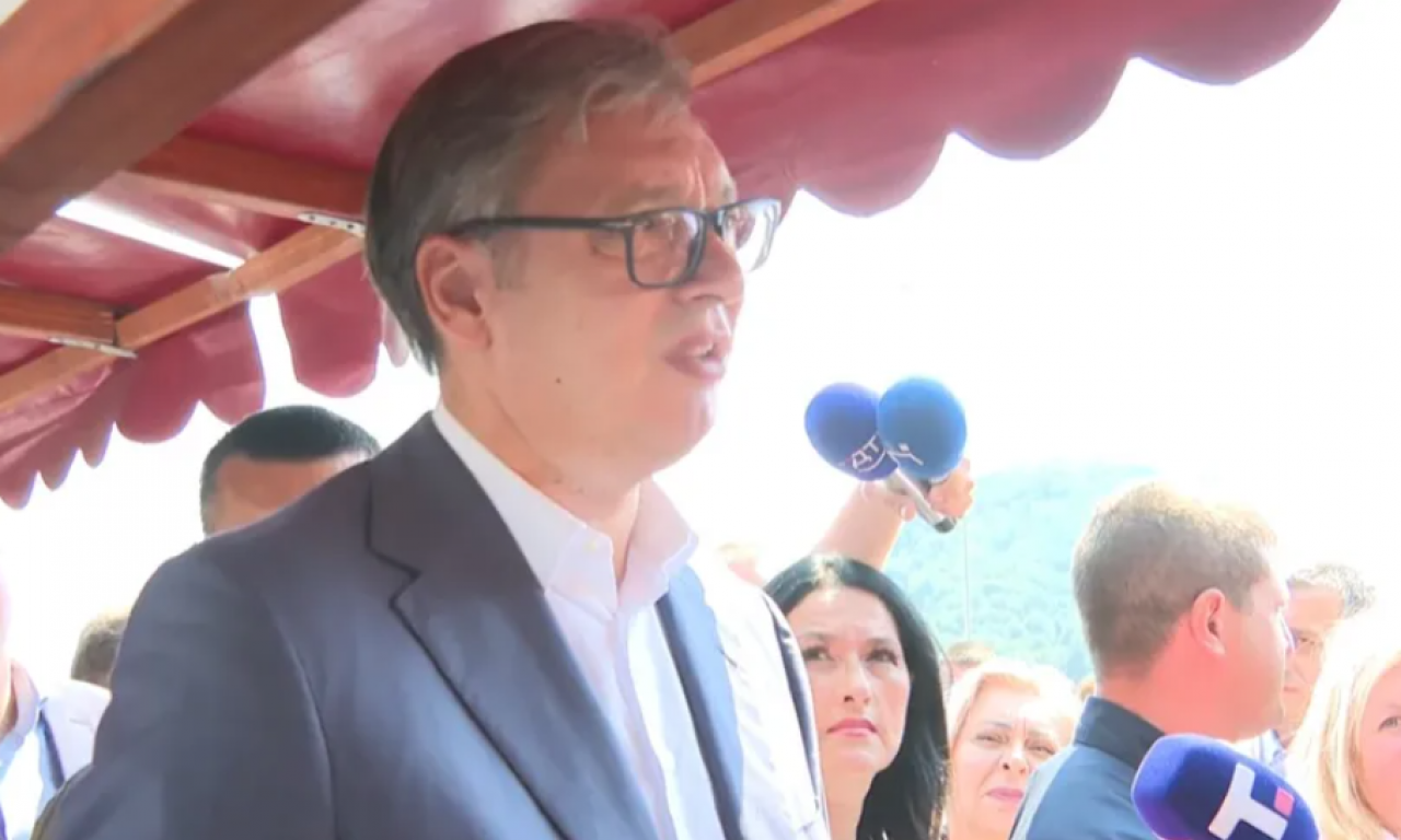 VUČIĆ OBILAZI PORODICE KOJE SU U POŽARU OSTALE BEZ KUĆA: "Da ljudima damo pare, pomoć iz budžetske rezerve"