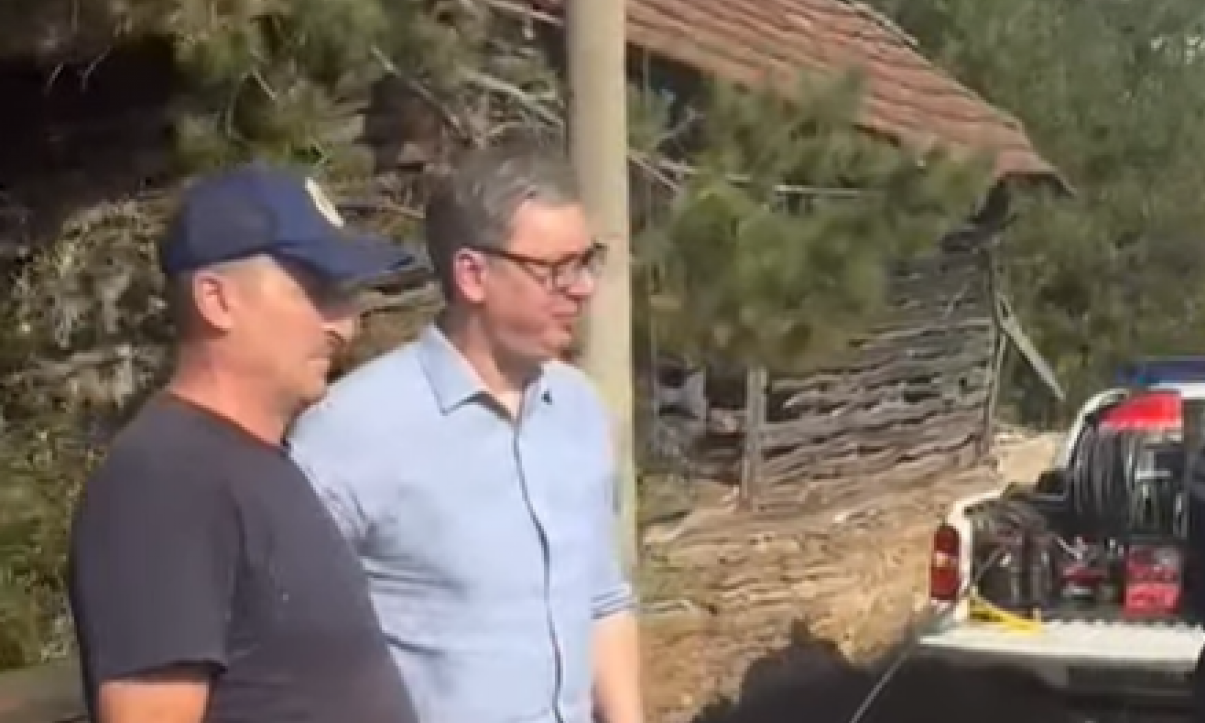 VUČIĆ OBILAZI PORODICE KOJE SU U POŽARU OSTALE BEZ KUĆA: "Da ljudima damo pare, pomoć iz budžetske rezerve"
