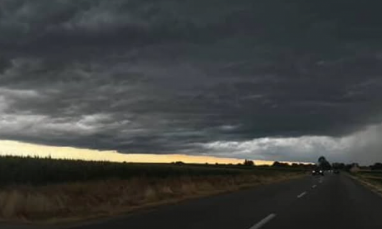 NOVI TALAS NEVREMENA U SRBIJI: Vetrovita oluja kod Bačke Palanke, crni oblaci se nadvili nad severom zemlje (FOTO/VIDEO)