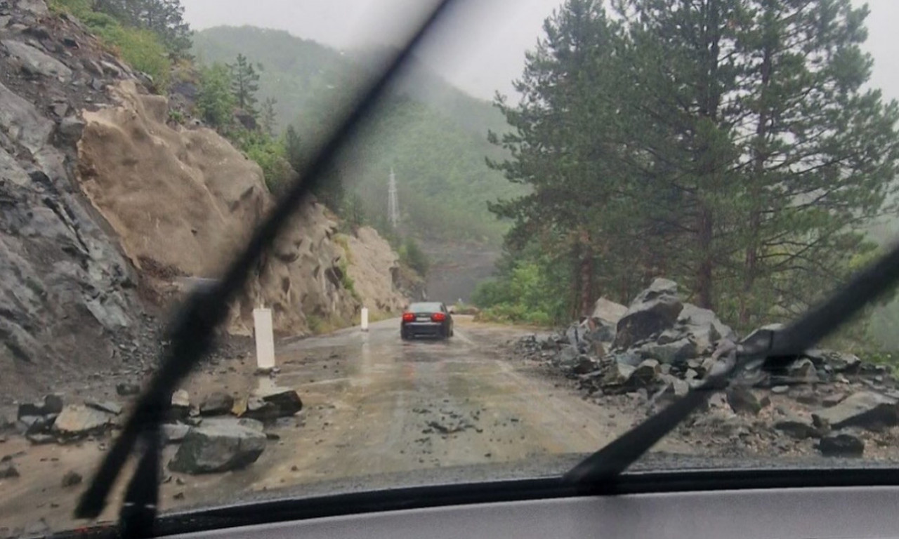 EVO ŠTA JE SA VOZAČEM "GOLFA" NA KOG JE PALA STENA NA IBARSKOJ Jezivi detalji nesreće kod Raške (FOTO)