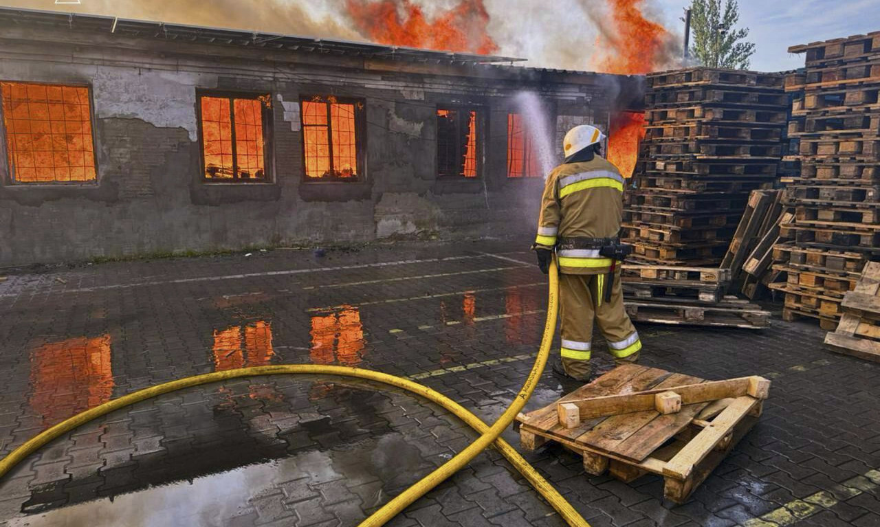 GORI UKRAJINA, POGOĐENE I STAMBENE ZGRADE! Rusi ih zasuli dronovima, prizori su zastrašujući (FOTO+VIDEO)