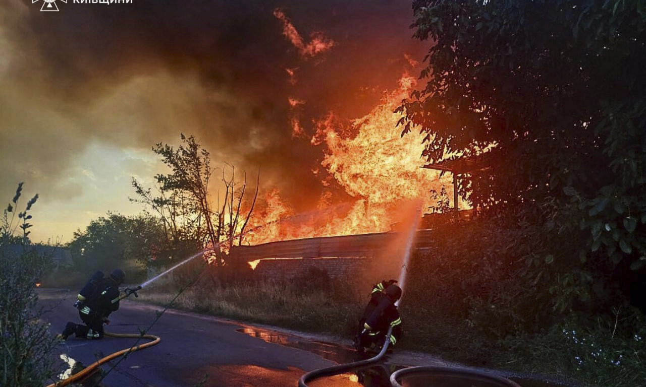 UKRAJINA SRUČILA SERIJU DRONOVA Paklena noć za Ruse! Buknuo ogroman požar nakon napada