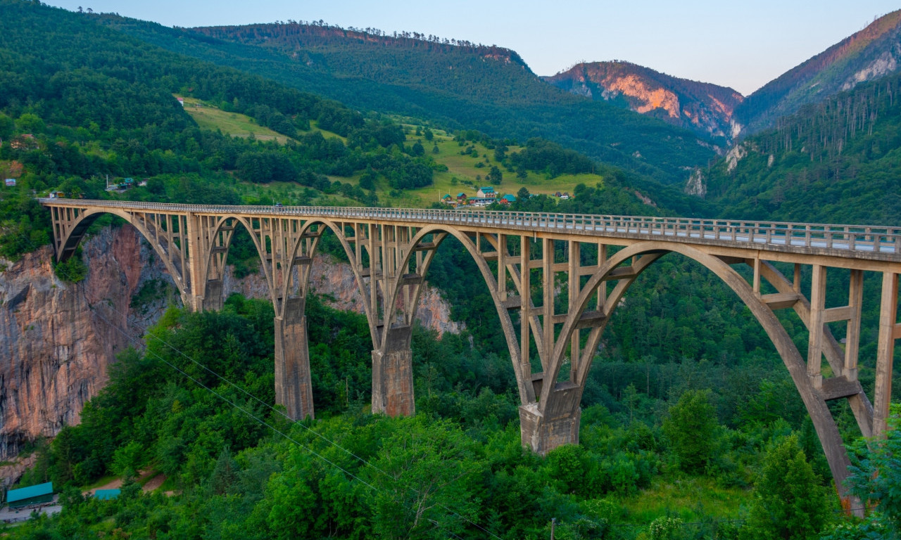 DOBRE VESTI ZA SVE KOJI PUTUJU U CRNU GORU: Otvara se most na Đurđevića Tari, ali važna pravila i satnica ostaju na snazi