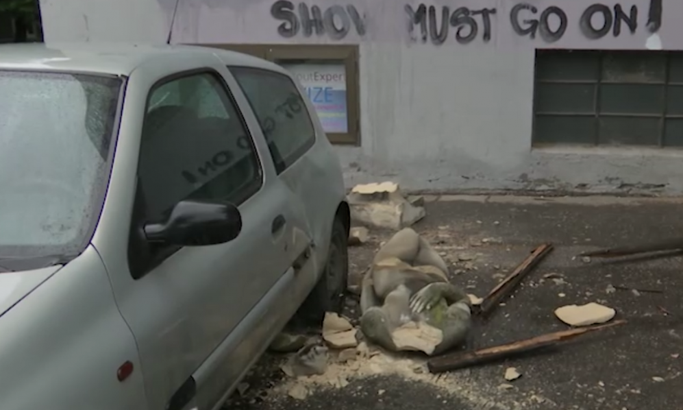 VELIKA STATUA PALA U KNEZA MILOŠA Beton se sručio i na automobil - pogledajte haos na putu (VIDEO)