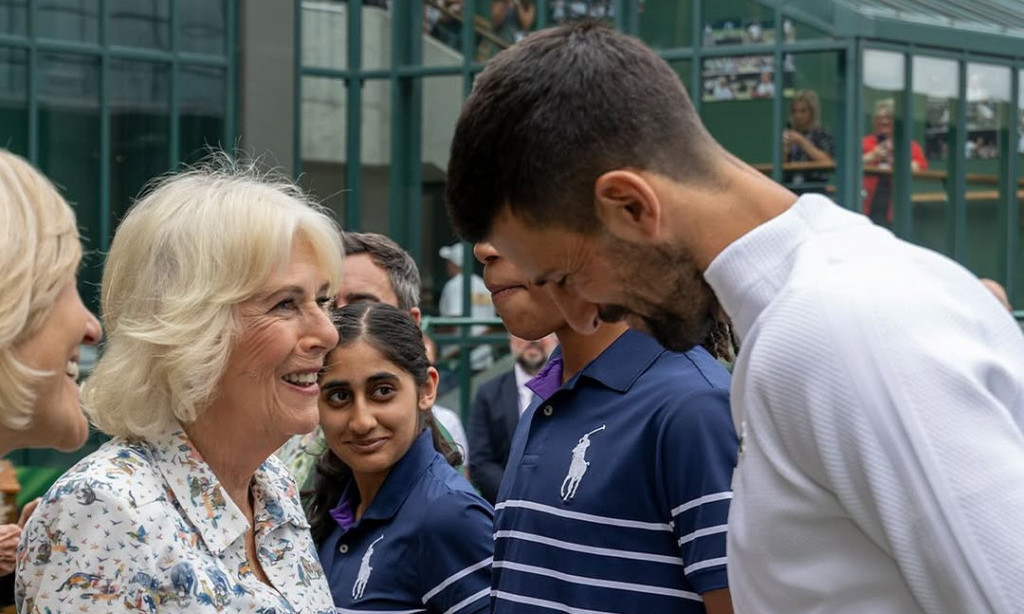 ĐOKOVIĆ UPOZNAO BRITANSKU KRALJICU! Niko nije mogao da čuje o čemu su razgovarali (VIDEO)