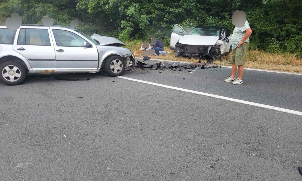 DELOVI VOZILA RASUTI PO PUTU, IMA POVREĐENIH: Težak sudar dva vozila kod Zlatibora (FOTO)