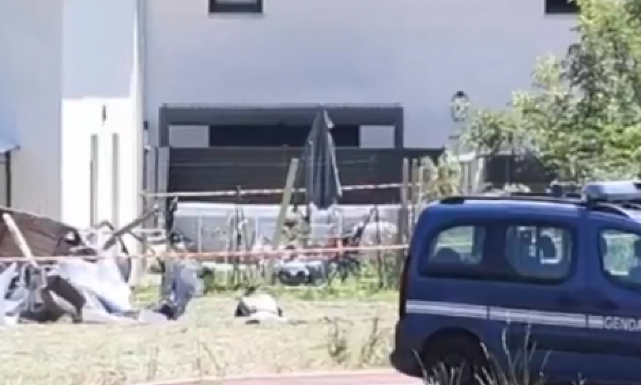 AVION SE SRUŠIO U DVORIŠTE! Poginule tri osobe - delovi se zarili u zemlju! (VIDEO)