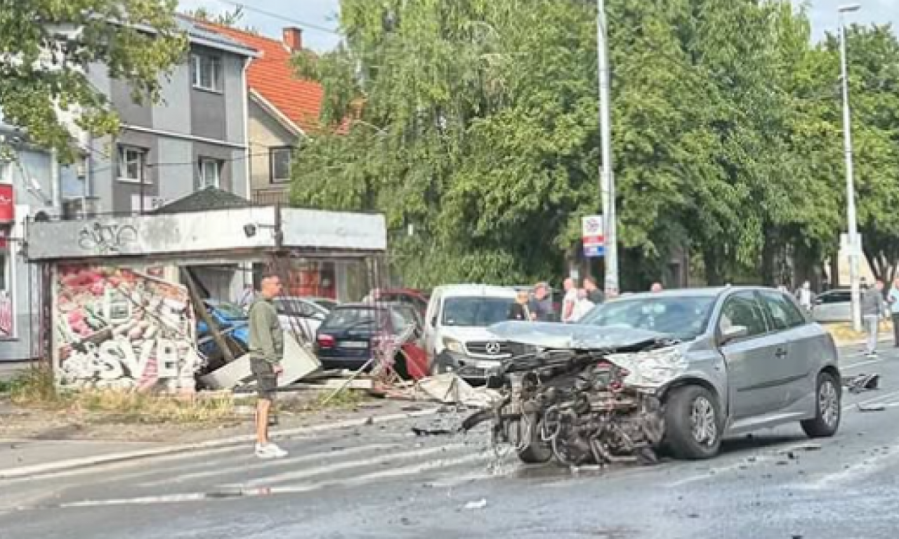 "MAZDA" SE ZAKUCALA U KIOSK I POKOSILA PROLAZNICU NA STAJALIŠTU Detalji teškog udesa u Zemunu, žena u bolnici (FOTO)