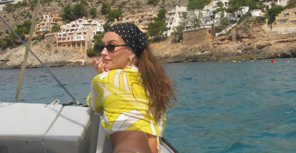 HEJLI BIBER U „LIMUNČIĆ“ IZDANJU Pući bikini, žuti bade-mantil i nova linija sa suprugom Džastinom