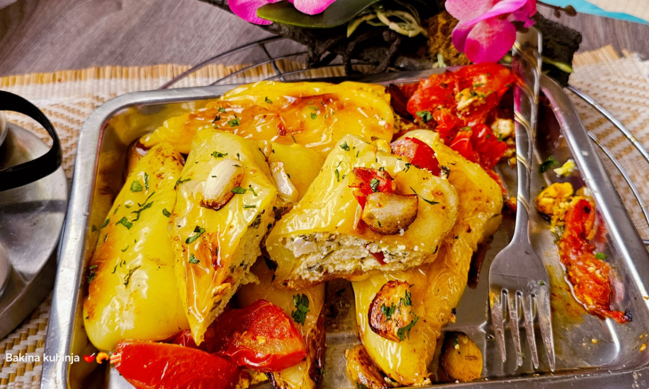 PRŽENA PAPRIKA SA BELIM LUKOM, PA PARADAJZ SALATA San snova koji miriše na leto