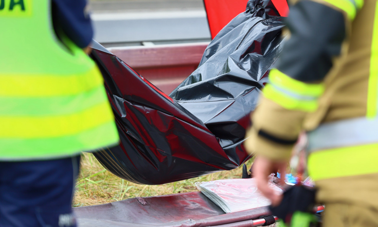 PRONAĐEN LEŠ U AUTOMOBILU U BEOGRADSKOM NASELJU Policija sumnja na jedno
