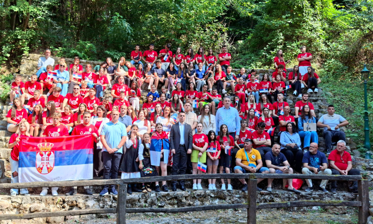 SRPSKA DECA IZ SVETA UČE O KULTURI I ISTORIJI SRBIJE Počela važna manifestacija u Orašcu, pogledajte atmosferu (FOTO)
