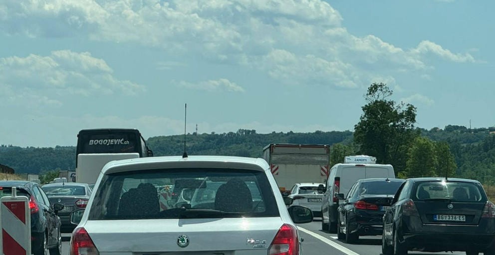 POŽAR NA PRIKOLICI KAMIONA BLOKIRAO SAOBRAĆAJ Pogledajte gužve na autoputu (VIDEO)