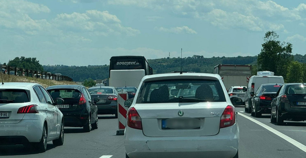 KATASTROFA NA AUTOPUTU KA NOVOM SADU Četiri udesa napravila potpuni kolaps