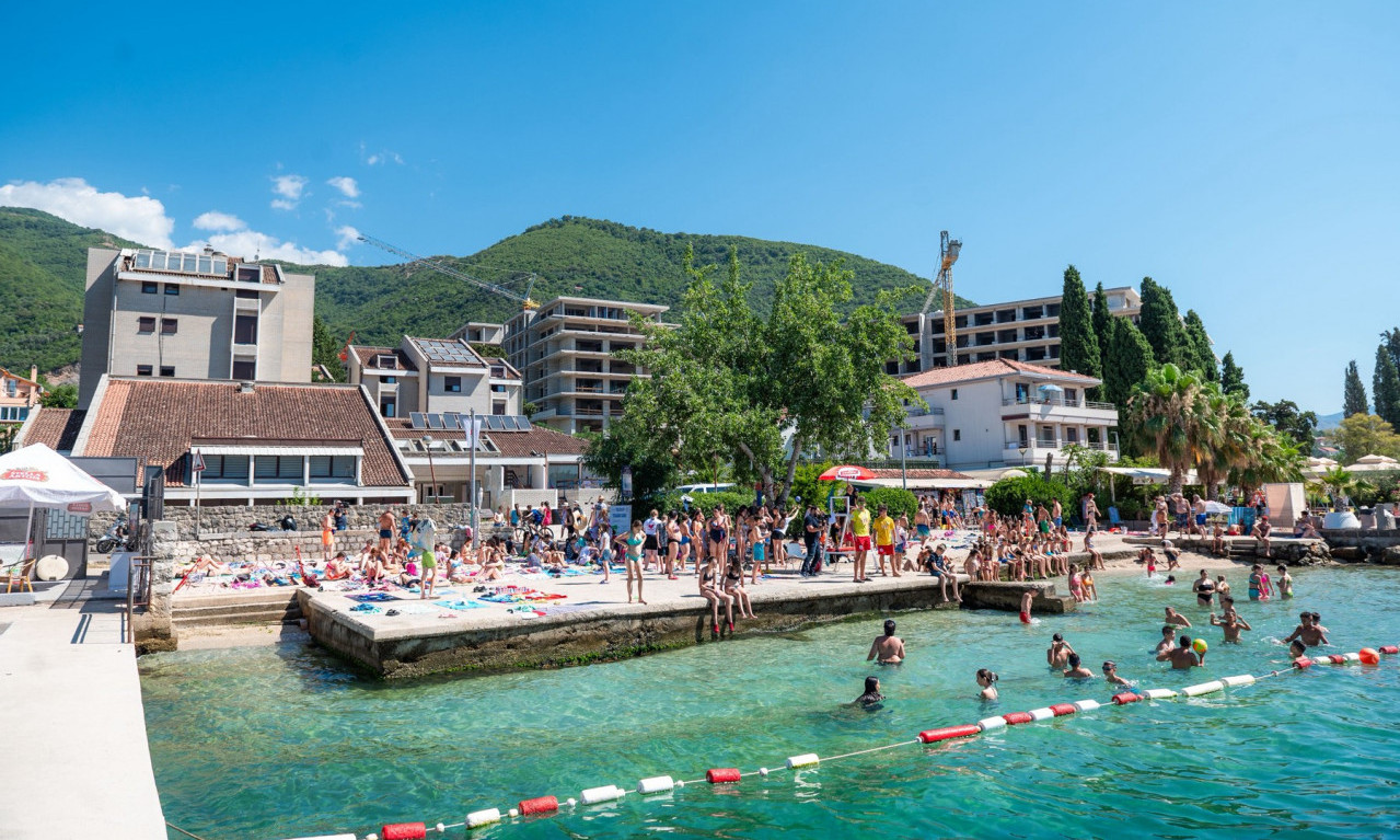 DRAMA U OMILJENOM LETOVALIŠTU SRBA: Požar se proširio na Baošiće, vatrogasci se bore sa vatrenom stihijom