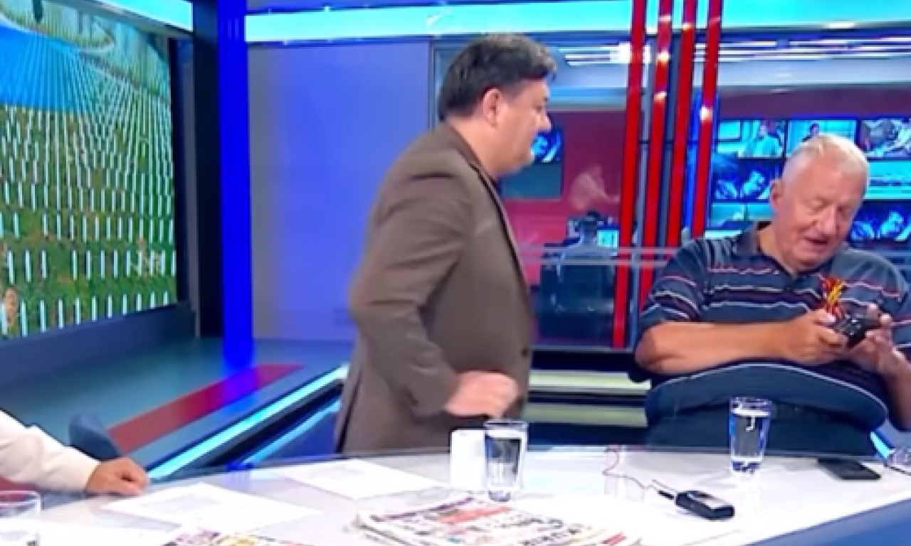 ŠTA TO U TELEFONU IMA MILETIĆ? Šešelj zavirio u mobilni voditelja, pa usledio okršaj u programu: "Razbiću te" (VIDEO)