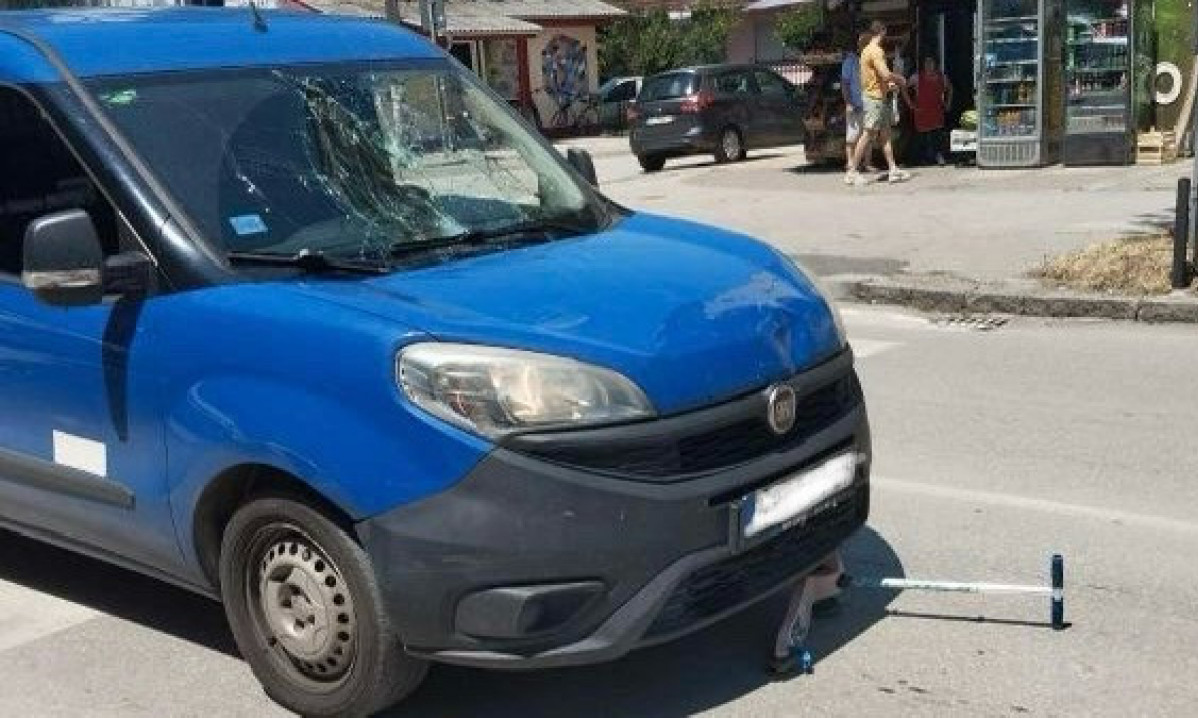 TROJE DECE I OCA UDARIO PIKAP NA PEŠAČKOM Težak udes u Čačku - od siline udarca se raspršilo staklo (FOTO)