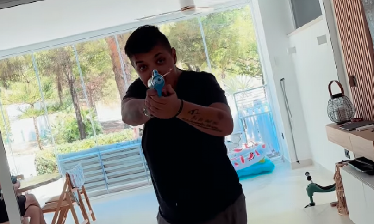 MARIJA ŠERIFOVIĆ PODETINJILA NA LETOVANJU Puca iz pištolja na vodu,a tek da vidite šta ruča (VIDEO)