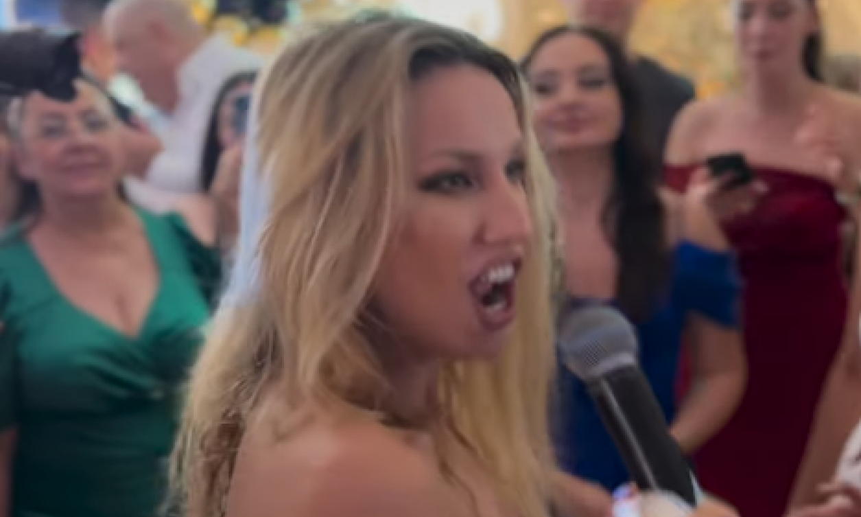 RADA MANOJLOVIĆ JE MAGNET ZA BAKŠIŠ Puno k'o Marakana na nastupu u Kladovu, a pune i ruke novčanica (VIDEO)