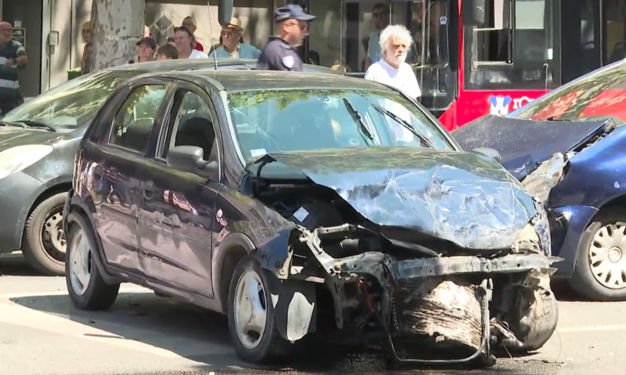 IMA POVREĐENE DECE! Detalji jezive saobraćajne nesreće u centru Beograda (VIDEO)
