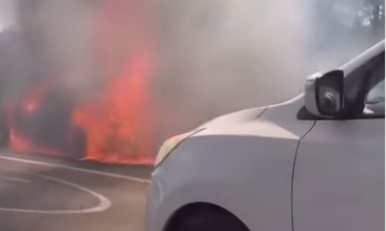 GORI AUTOMOBIL KOD IKEE! Plamen guta čitavo vozilo (VIDEO)