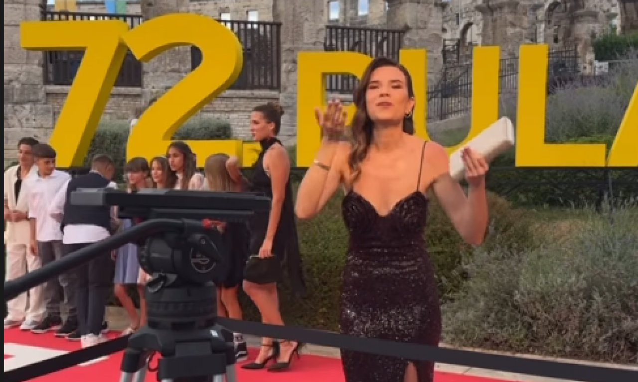 ANICA LAZIĆ NA FESTIVALU U PULI 39 godina mlađa devojka Lazara Ristovskog blistala u haljini sa dubokim šlicem (FOTO)