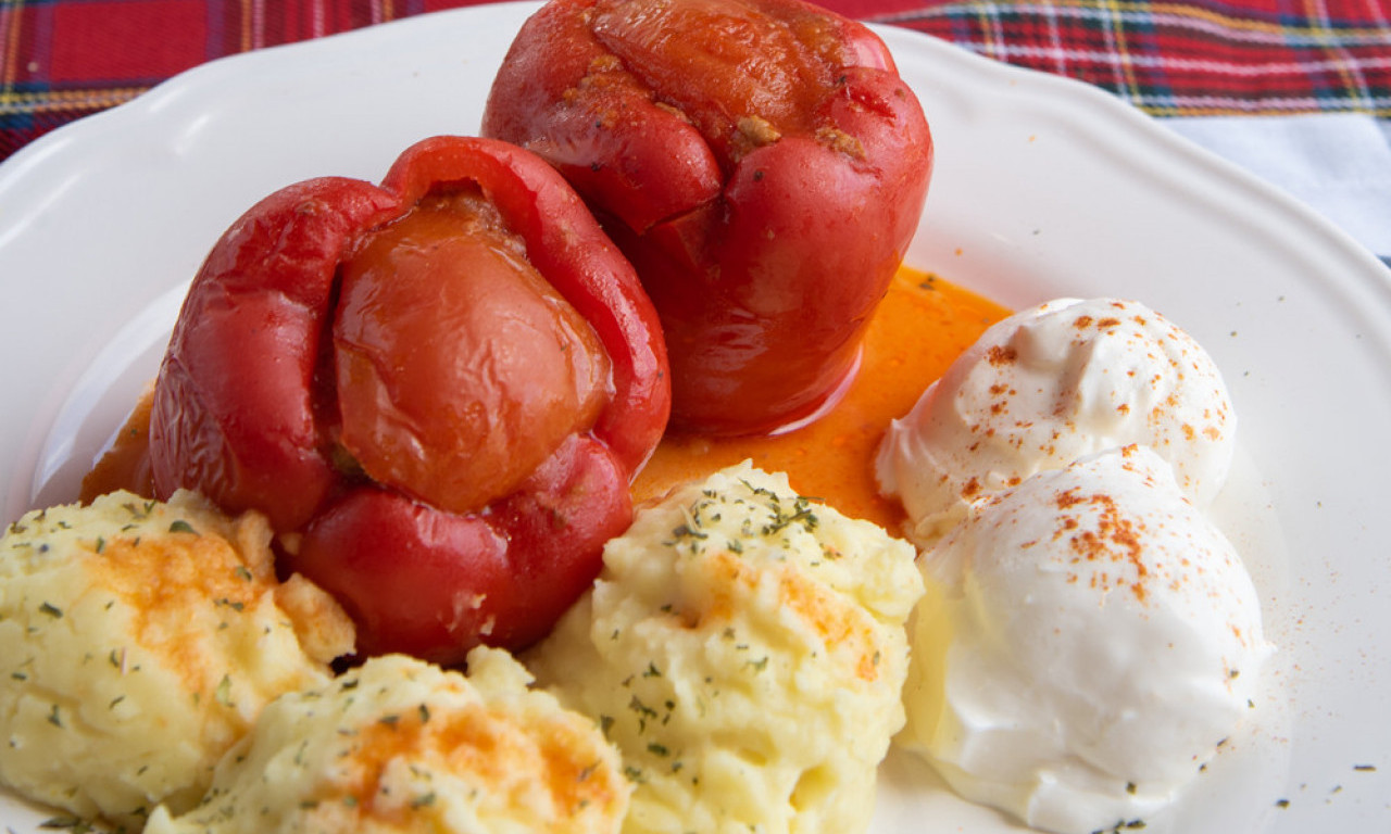 PUNJENE PAPRIKE NA DOMAĆINSKI NAČIN Recept za sočan ručak sa paradajz sosom koji miriše na detinjstvo