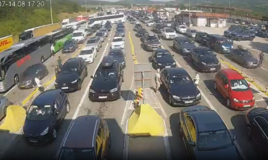 PAKLENE KOLONE NA GRANIČNIM PRELAZIMA Kraj im se ne vidi! Stravične su gužve, evo koliko ćete čekati (FOTO)