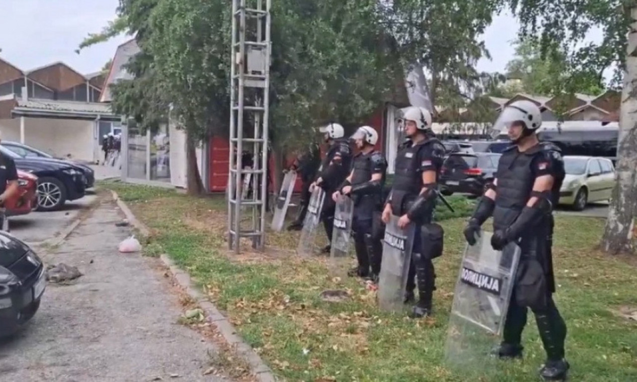 KORDON POLICIJE OBEZBEĐUJE POLAGANJE ISPITA Pogledajte šta se dešava ispred Pravnog fakulteta u Novom Sadu