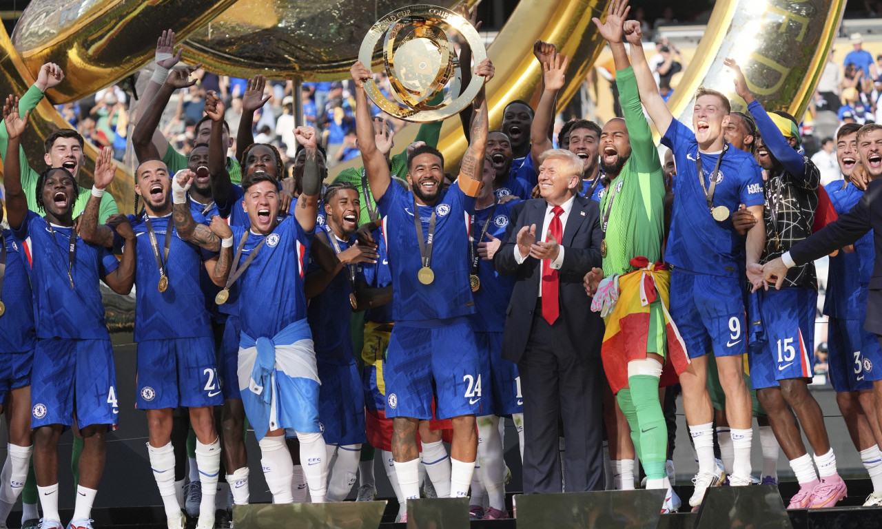 KAKO JE DONALD TRAMP UPROPASTIO ČELSIJU PROSLAVU Urnebesni snimak obišao planetu: "Šta on to radi?" (VIDEO)