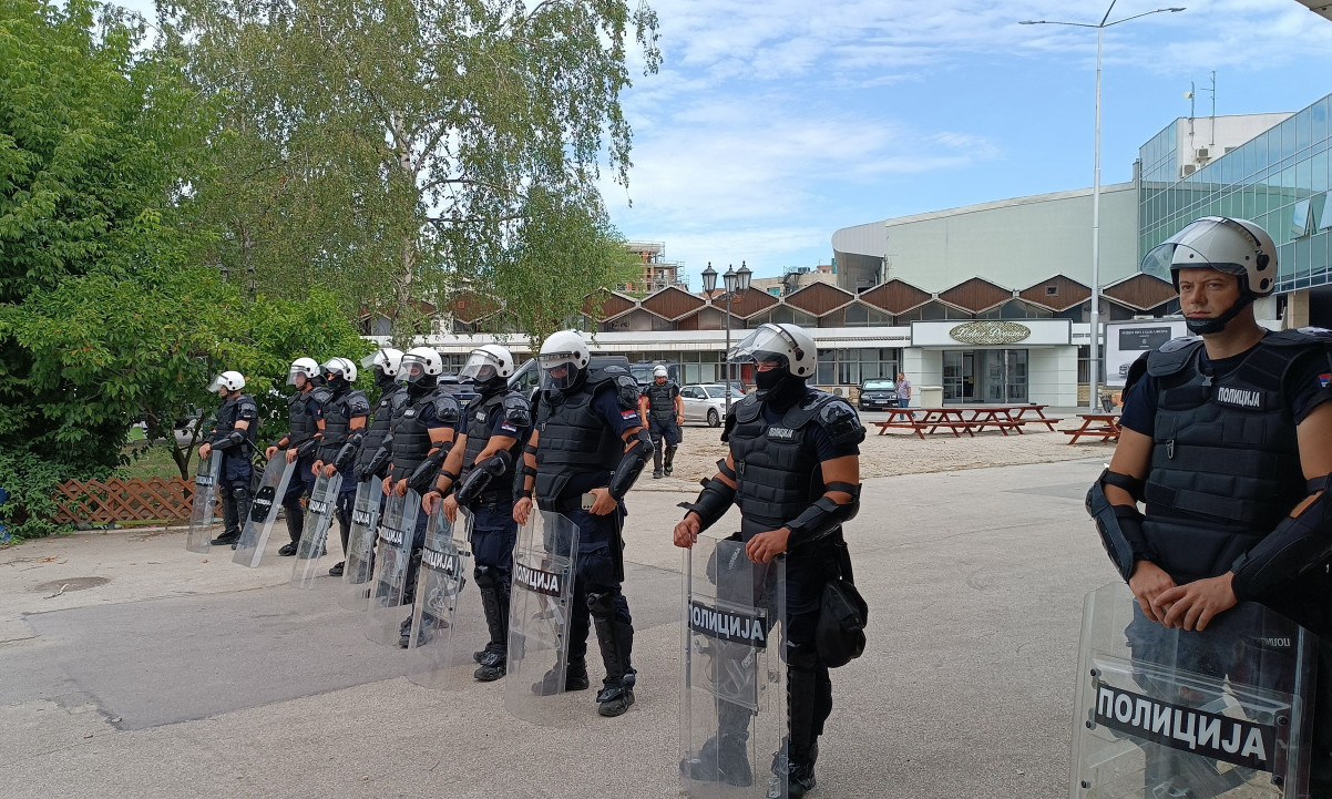 KORDON POLICIJE OBEZBEĐUJE POLAGANJE ISPITA Pogledajte šta se dešava ispred Pravnog fakulteta u Novom Sadu (FOTO+VIDEO)