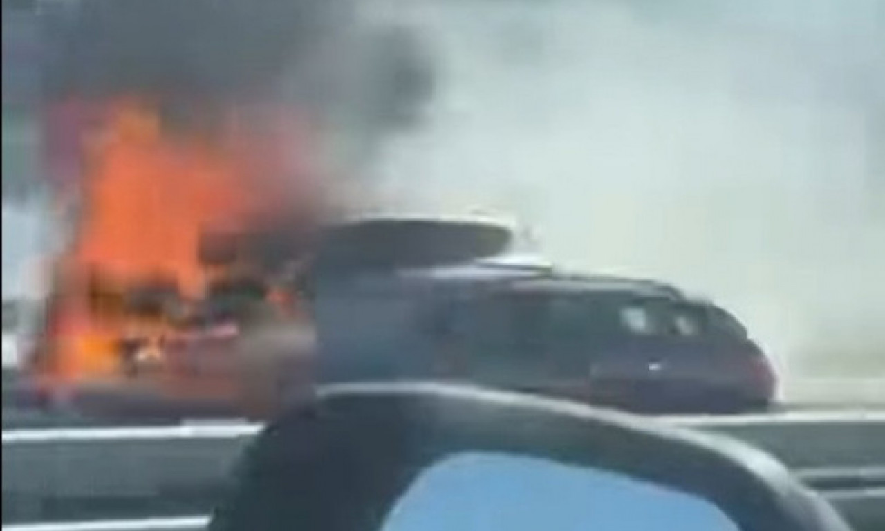 BUKTINJA NASRED AUTO-PUTA KOD BEOGRADA Automobili prolaze kroz gust dim! Oprez ako idete ovuda (VIDEO)