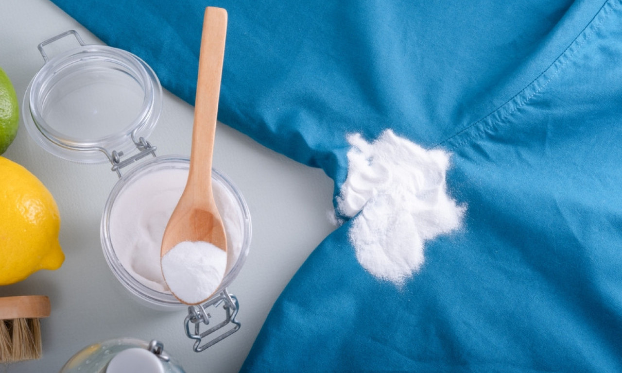 KAKO DA UKLONITE ŽUTE MRLJE OD ZNOJA SA ODEĆE Jednostavni trikovi koji zaista rade