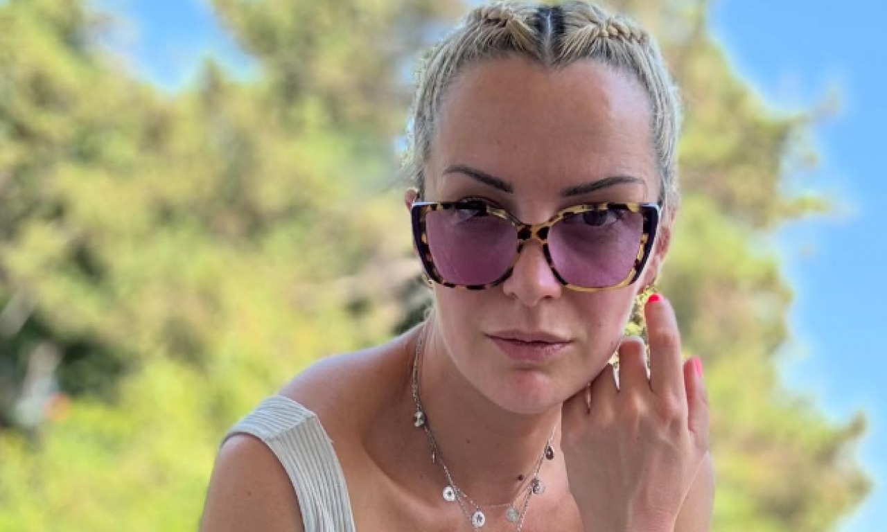 PEVAČICA ČEKA BLIZNAKINJE Milena Vučić podelila slike sa plaže, u bikiniju u devetom mesecu trudnoće (FOTO)