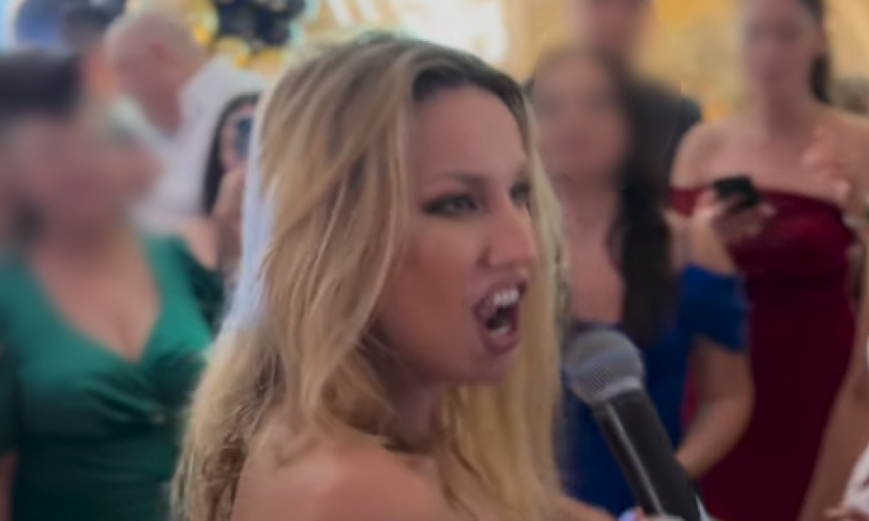 RADA MANOJLOVIĆ JE MAGNET ZA BAKŠIŠ Puno k'o Marakana na nastupu u Kladovu, a pune i ruke novčanica (FOTO)