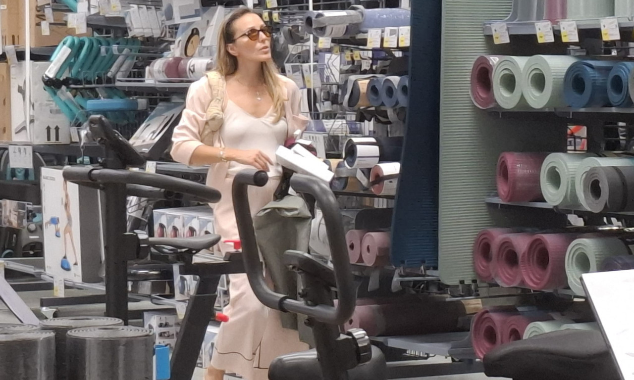 POGLEDAJTE GDE SMO UHVATILI JELENU ĐOKOVIĆ Bez vozača, bez šminke i bez glamura - a ovo će vas posebno iznenaditi (FOTO)