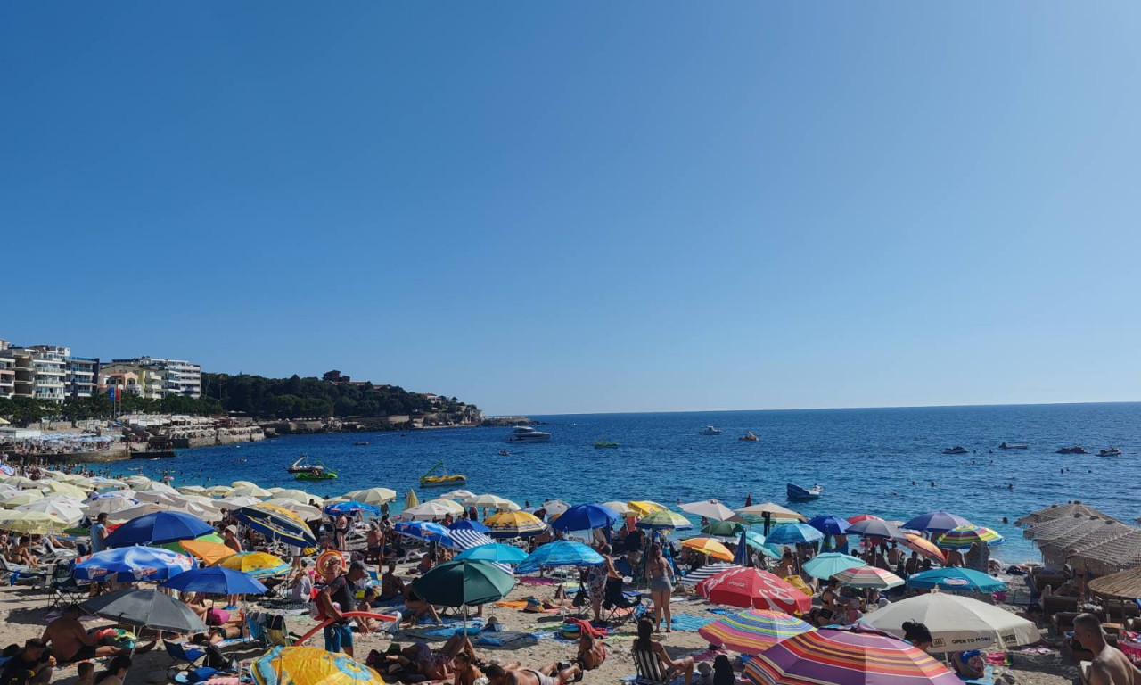 KOLIKO KOŠTA LETOVANJE NA CRNOGORSKOM PRIMORJU? Ovo su sve cene - od ležaljki i ćevapa do apartmana i rakije!