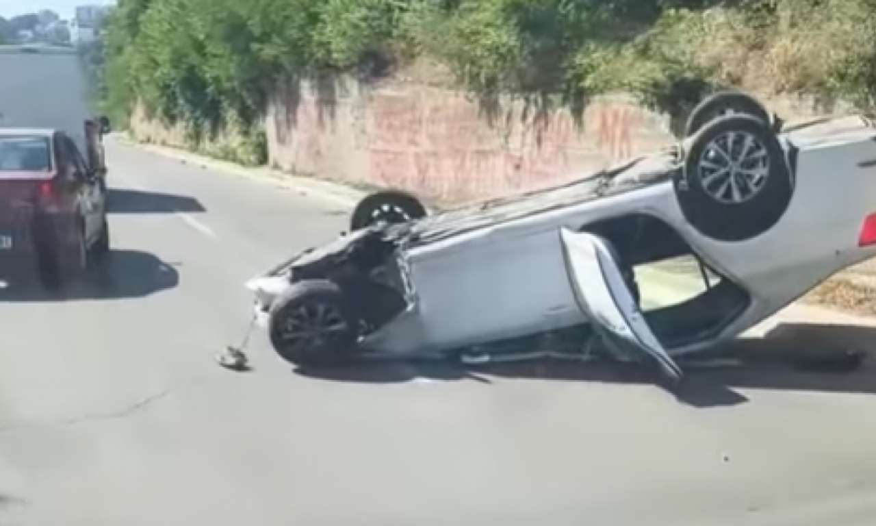 TEŠKA NEZGODA U RAKOVICI: Automobil prevrnut na krov, delovi na putu! (VIDEO)