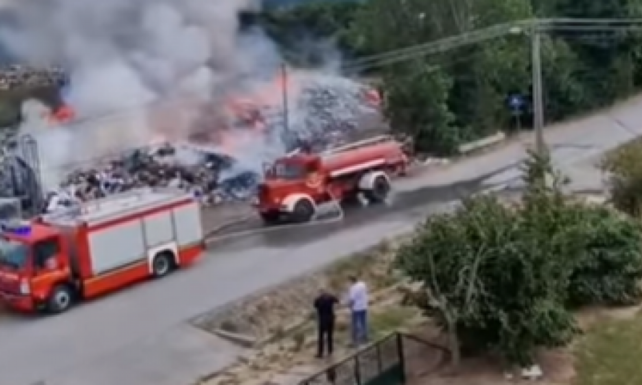 GORI DEPONIJA U KOCELJEVI: Gust, crni dim se širi, vatrogasci odmah stigli, građani gledaju u neverici (VIDEO)
