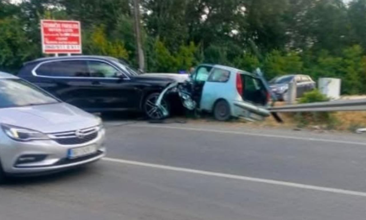 STRAVIČNA NESREĆA NA ULAZU U OBRENOVAC: Direktan sudar dva automobila, vatrogasci sekli vozilo koje je smrskano! (FOTO)