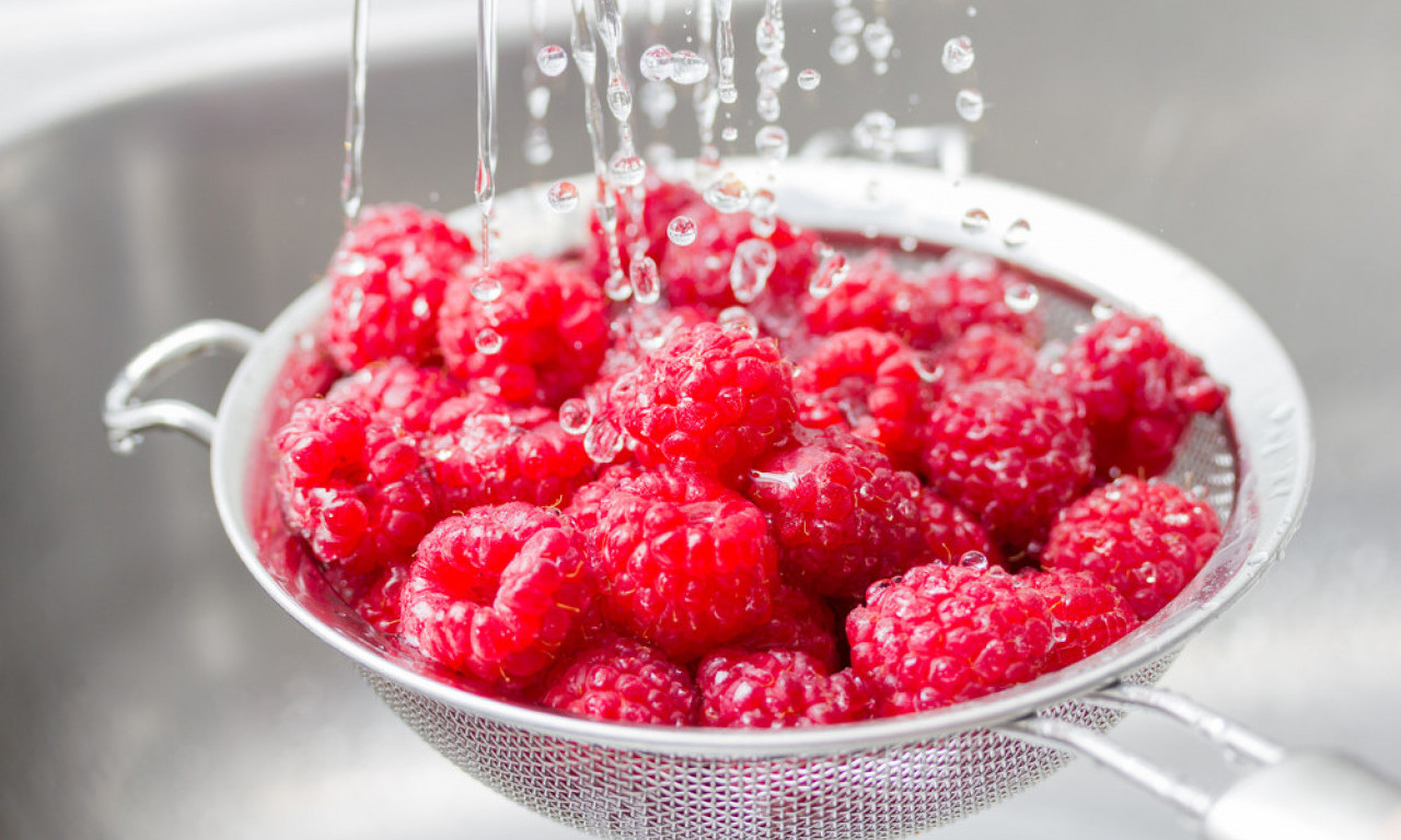 KAKO SE PRAVILNO PERU MALINE Najčešće greške pravimo a kvare im ukus i skraćuju svežinu