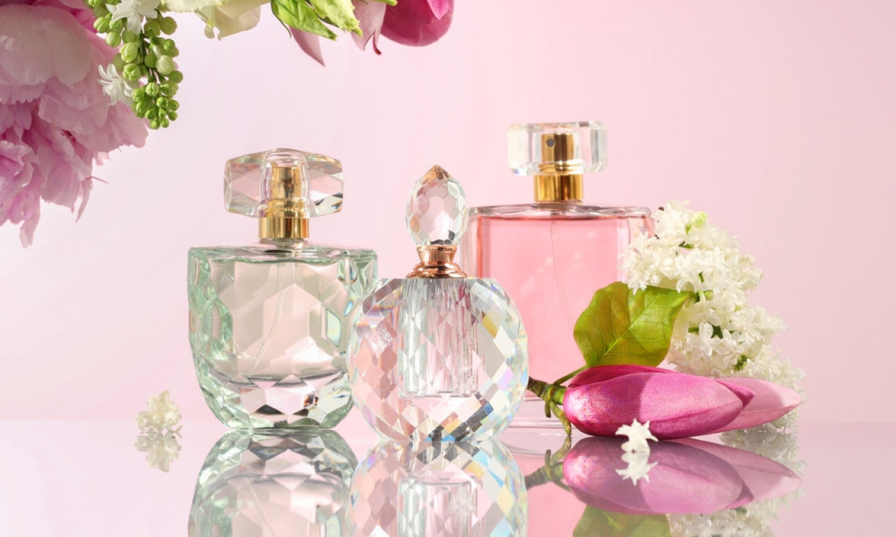 KAKO UKLONITI FLEKE OD PARFEMA SA ODEĆE Praktični trikovi koji stvarno deluju