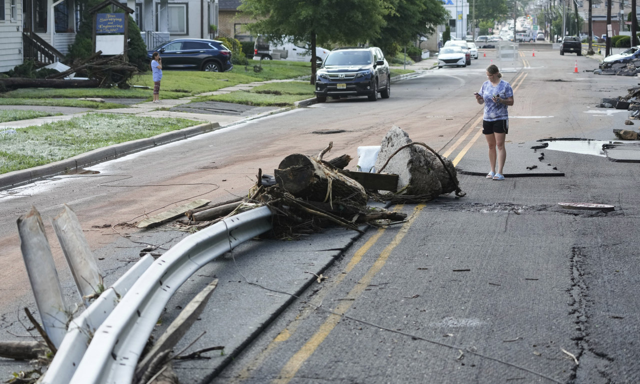 HITNO UPOZORENJE NA POPLAVE: Zatvoren auto-put, proglašeno vanredno stanje u ovim mestima!