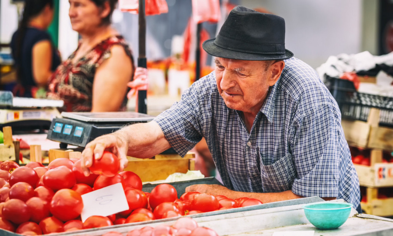 ZAŠTO SU PARADAJZ I DRUGO POVRĆE SVE SKUPLJI? Šta stoji iza poskupljenja koje osećamo na pijacama
