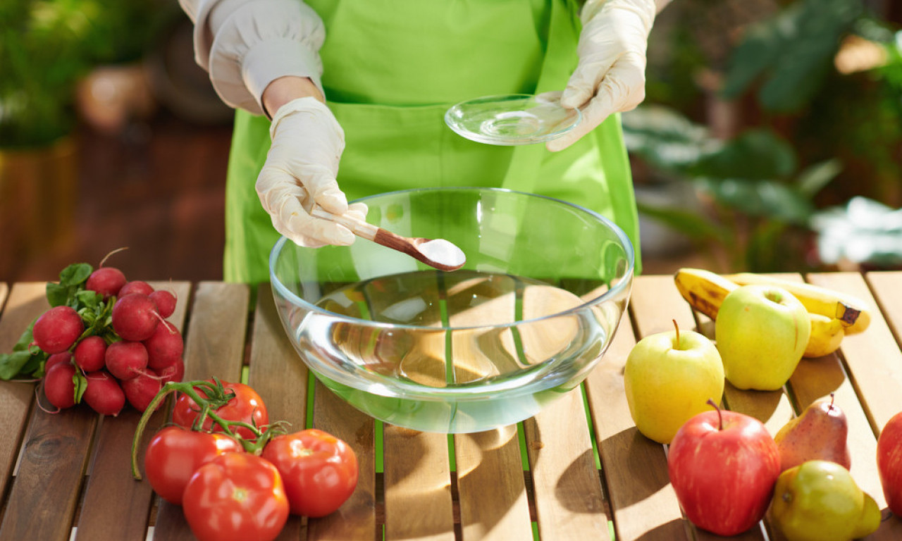 OPREZ! OVO VOĆE I POVRĆE NAJVIŠE SADRŽI PESTICIDE Jagode, spanać i još 10 namirnica koje treba prati dvaput!