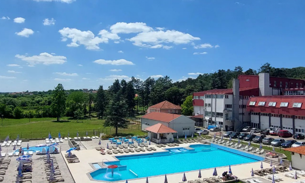 VODA IZ OVE BANJE SE PRODAVALA U APOTEKAMA, ALI NE U SRBIJI Evo ko su bili redovni kupci i za šta je dobra