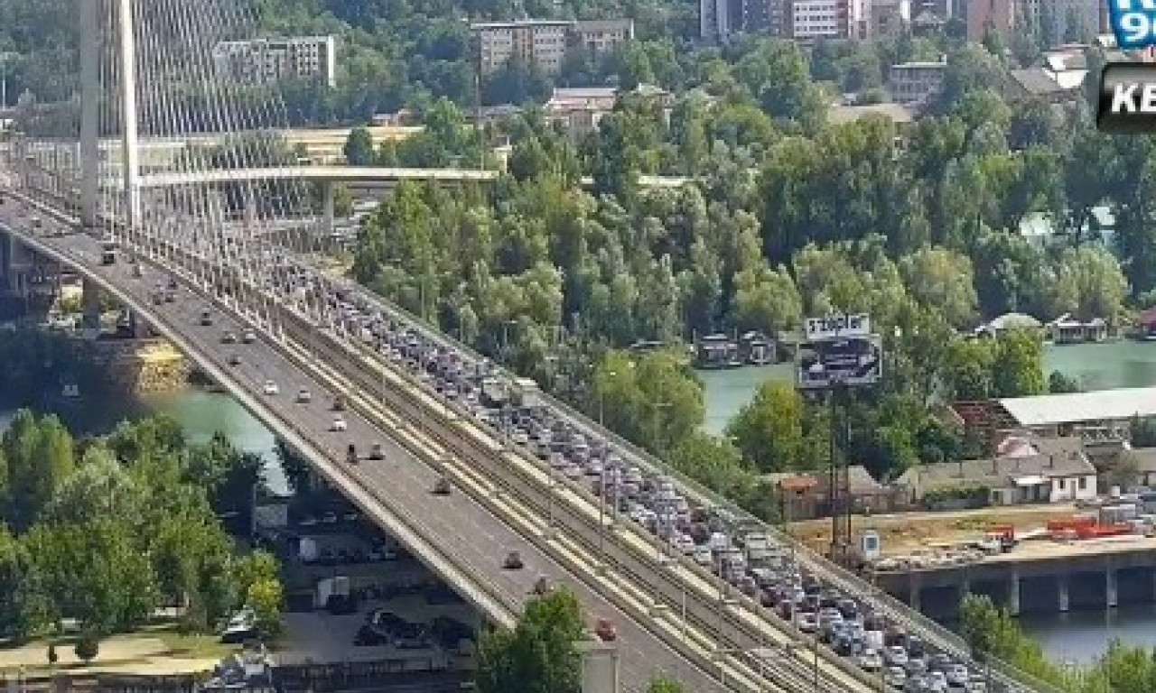 PREVRNUT AUTO BLOKIRAO MOST NA ADI Stvorile su se ogromne gužve ka gradu (FOTO)