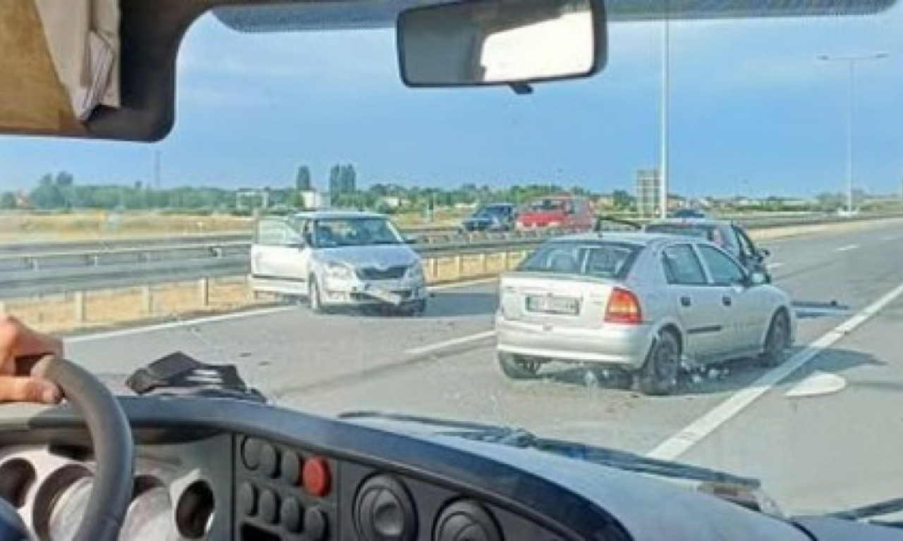 SUDAR PARALISAO AUTOPUT KA NOVOM SADU Više vozila učestvovalo, saobraćaj stoji! (FOTO)