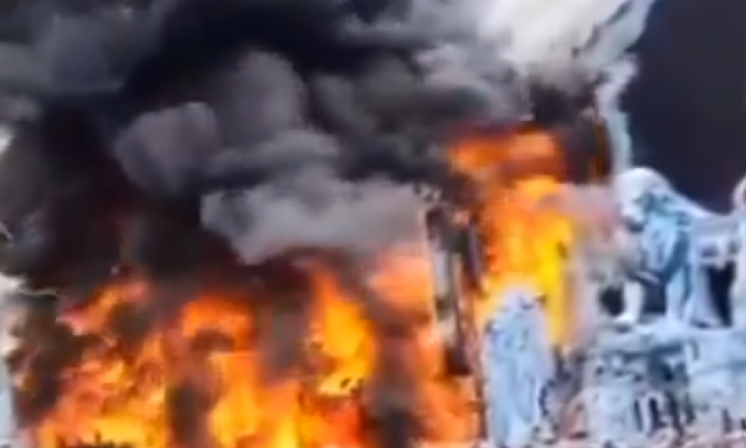 GORI GLAVNA BINA NA TOMORROWLAND FESTIVALU Jeziv snimak buktinje koja se širi obilazi svet! (VIDEO + FOTO)